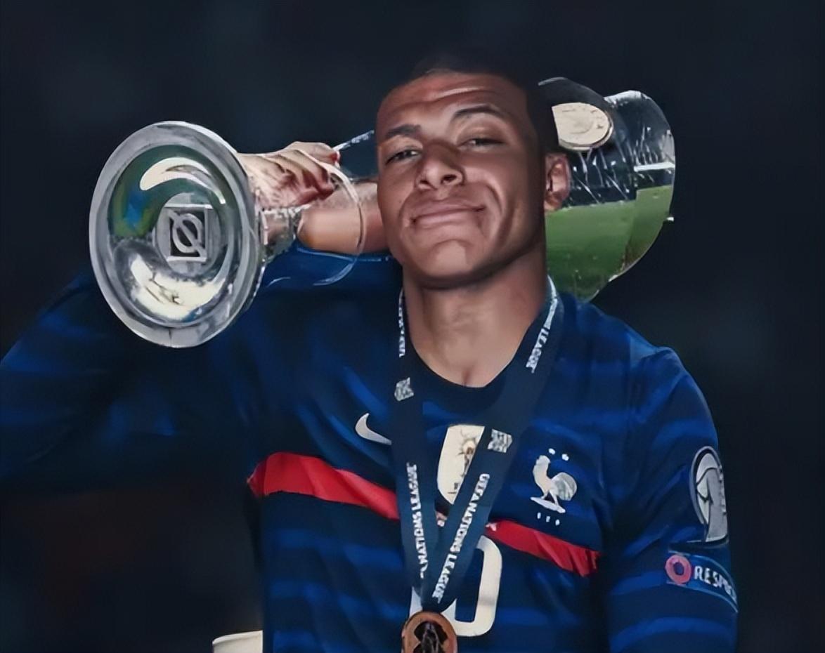 塞内加尔vs博茨瓦纳比赛中，一位球迷身着棱镜装、戴面具观战（塞内加尔战博茨瓦纳：一名球迷穿棱镜装戴面具现身看台）