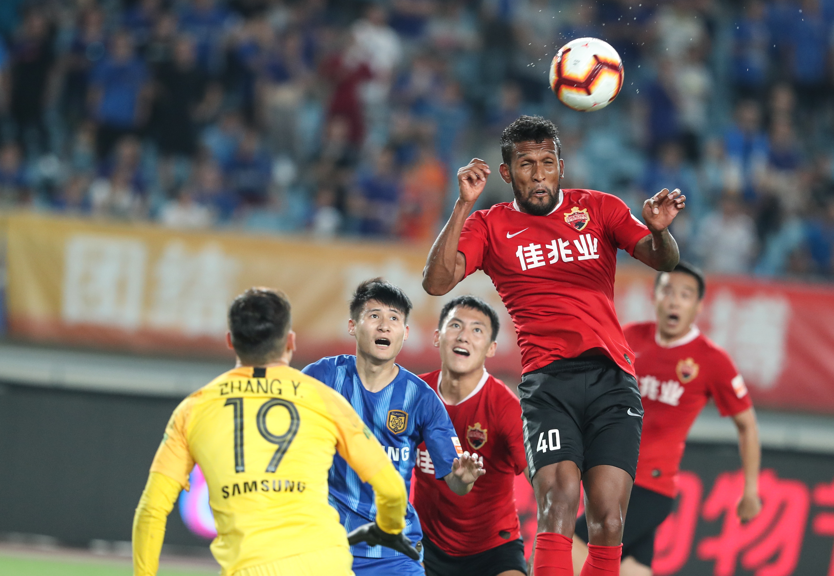 吉鲁专访：圣诞节是美妙的盛会；希望世界上不再有暴力（专访吉鲁：圣诞是美好的庆典，愿世间不再有暴力）