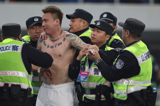 莱奥头发被拽找阿切尔比理论，后者：敢再指我就掰断你手指头（莱奥头发遭扯上前质问阿切尔比，对方威胁：再指我就掰断你手指）