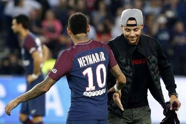 普利西奇成为英雄，AC米兰逆转都灵，重返意甲榜首（普利西奇成关键先生，AC米兰逆转都灵，重登意甲榜首）